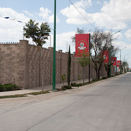 Barda perimetral del fraccionamiento De Alba Residencial en León, Gto.